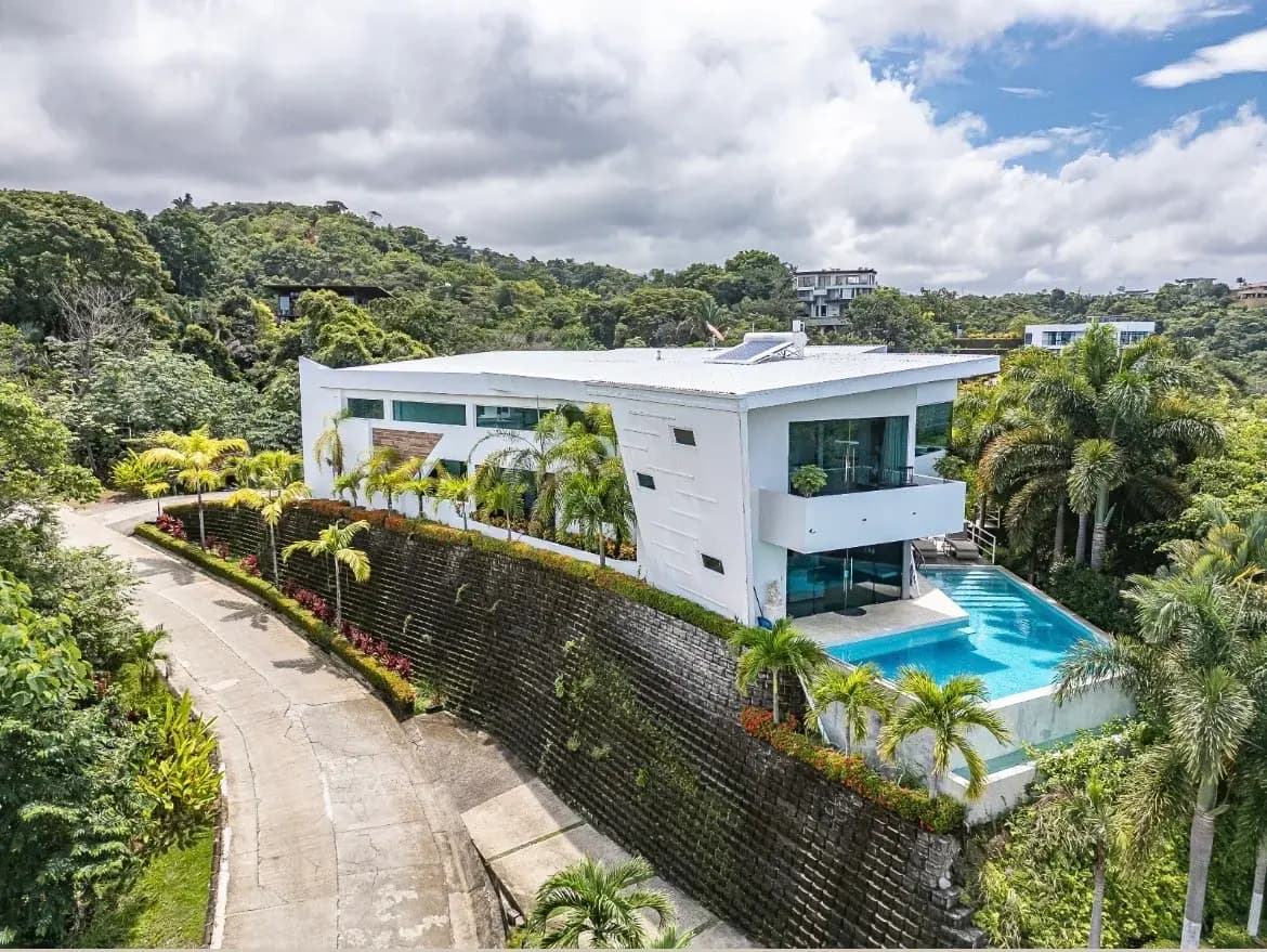 Villa Los Monos infinity pool with ocean and sunset views in Playa Hermosa