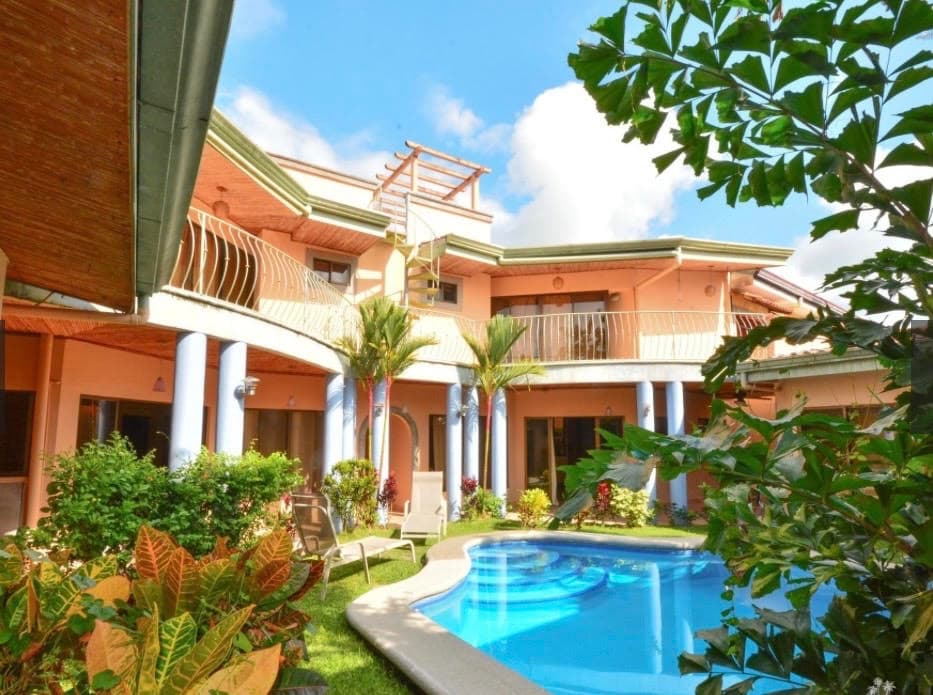 Villa Arena pool with tropical surroundings in Jaco Beach